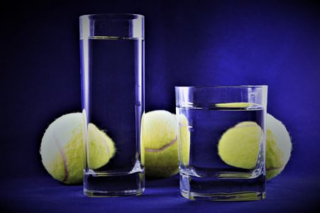 © Wiebo Zoethout – ‘Tennisballen met glazen’